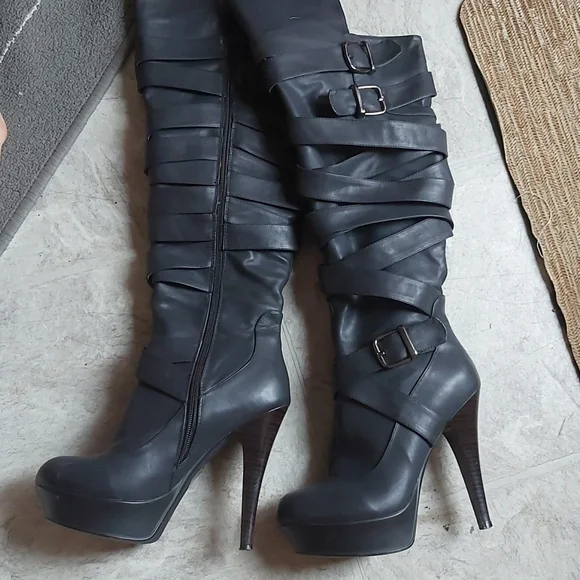 Boots - Picture 4 of 5